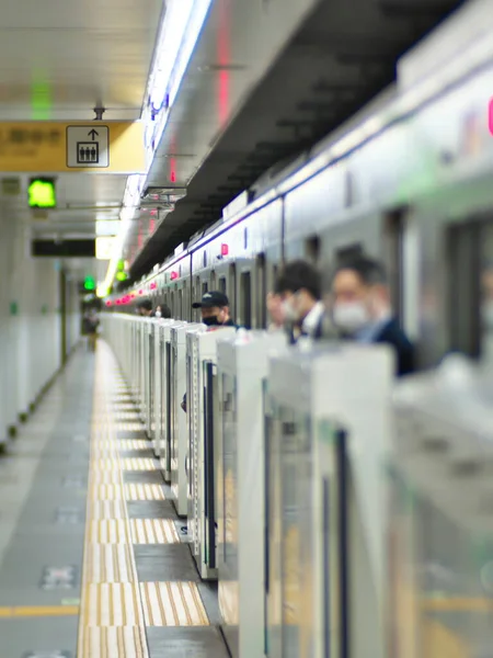 Токио Япония Ноября 2022 Года Коммутеры Выходят Поезда Метро Токио — стоковое фото