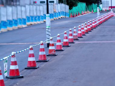 Tokyo, Japonya - 26 Kasım 2022: Trafik konileri veya yol bakımı için güvenlik konileri,