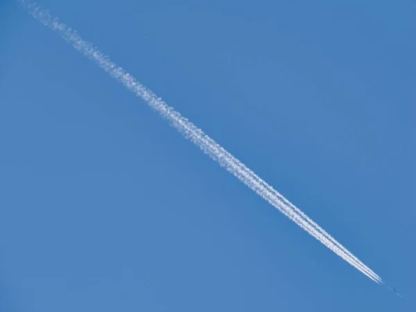 Tokio Japón Noviembre 2022 Contrail Jet Airplane Winter Blue Sky — Foto de Stock