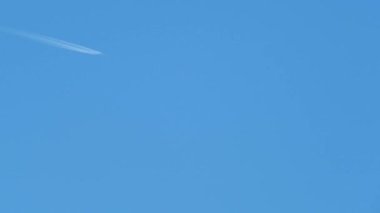 Tokyo, Japonya - 27 Kasım 2022: Kış mavi gökyüzünde jet uçağından geri dönüş