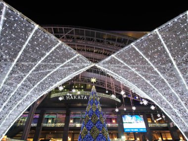 Fukuoka, Japonya - 21 Aralık 2022: Fukuoka, Japonya Hakata bölgesinde aydınlanma