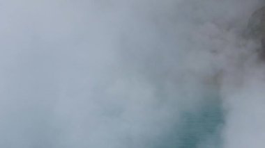 Oita, Japonya - 22 Aralık 2022: Kaplıcadan yükselen buhar bulutları