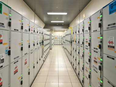 Kyoto, Japonya - 9 Aralık 2022: Japonya 'da bir istasyonda bozuk para dolapları