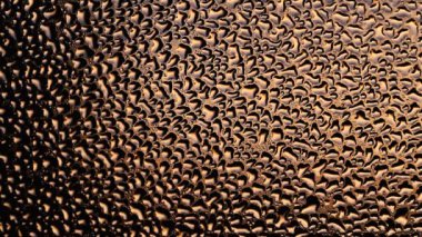 Tokyo, Japonya - 3 Ocak 2023: Cam penceredeki buğulanma yükselen güneşle aydınlandı