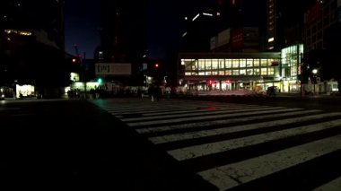 Tokyo, Japonya - 2 Ocak 2023 Şafakta Shibuya geçidi. Yeni yıl sabahında yol çok sessiz olur.. 