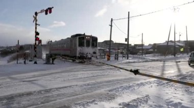 Hokkaido, Japonya - 25 Ocak 2023: Nemuro istasyonunun kardan geçen dizel motorlu aracı.