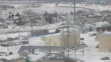 Hokkaido, Japonya - 24 Ocak 2023: Kar altında Nemuro istasyonuna dizel motorlu bir araç geliyor.