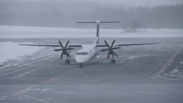 Hokkaido Japan January 2023 Twin Turboprop Engine Airplane Heading Termac — Wideo stockowe