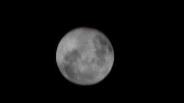 Tokyo, Japonya - 5 Şubat 2023: Dolunayın gece sudaki yansıması