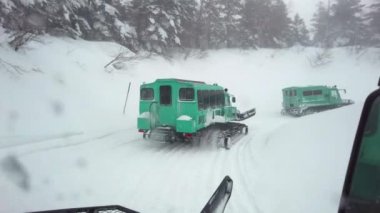 Miyagi, Japonya - 9 Şubat 2023: Zao 'daki Sakhalin köknar ormanına Miyagi, Japonya' da kar aracı ile tırmanmak