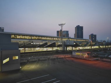 Iwate, Japonya - 8 Mart 2023: JR Morioka istasyonu ve istasyon meydanı Japonya 'da gün doğumunda