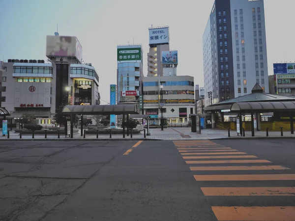 岩手県 2023年3月8日 日の出になるとJr盛岡駅 駅前広場 — ストック写真