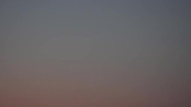 Tokyo, Japonya - 29 Nisan 2023: Güneş doğmadan önce güzel gökyüzünün renkleri değişiyor