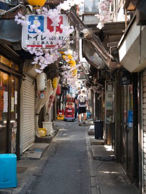 Tokyo, Japonya - 29 Nisan 2023: Shinjuku, Tokyo 'da Omoide Yokocho