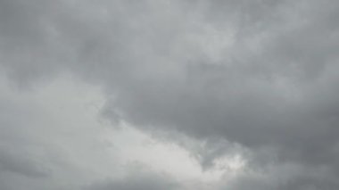 Tokyo, Japonya - 30 Nisan 2023: Yağmurlu gökyüzünde hızlı hareket eden bulutlar