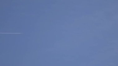 Tokyo, Japonya - 4 Mayıs 2023: Hat şeklinde bulutlar üreten uçak.