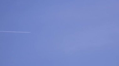 Tokyo, Japonya - 4 Mayıs 2023: Hat şeklinde bulutlar üreten uçak.