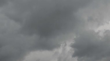 Tokyo, Japonya - 14 Mayıs 2023: (Zaman Hızı) Hızlı hareket eden kalın siyah bulutlar.