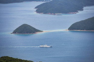 Kagoshima, Japonya - 16 Mayıs 2023: Oshima Boğazı 'ndan geçen bir feribot, Amami Adası ile Kakeroma Adası arasında