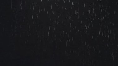 Tokyo, Japonya - 23 Mayıs 2023: Geceleyin sağanak yağmur