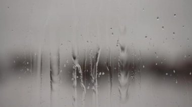 Hokkaido, Japonya - 11 Haziran 2023: Pencere camında gerçek yağmur damlaları kayıyor