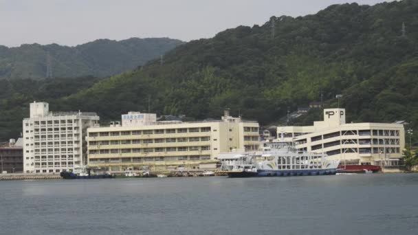 Hiroshima Japan Juni 2023 Een Veerboot Tussen Haven Tateishi Haven — Stockvideo
