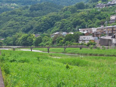 Tokushima, Japonya - 25 Haziran 2023: Japonya 'nın Tokushima kentindeki Sadamitsu Nehri' nde sel baskınları sırasında balustrad olmadan tasarlanmış Maeda Köprüsü