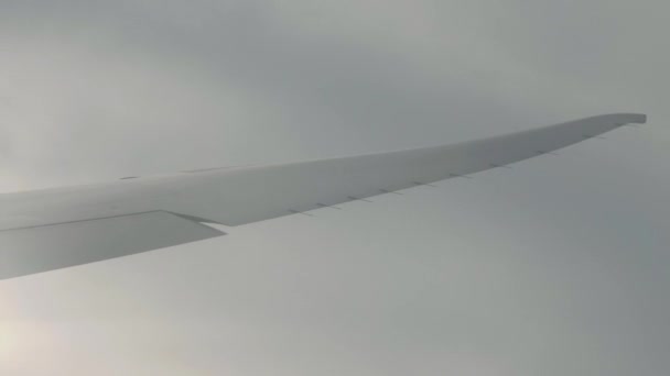 日本东京 2023年6月26日 一架飞机的机翼在日本东京上空盘旋 — 图库视频影像