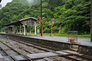 Hiroşima, Japonya - 9 Temmuz 2023 Kisuki Hattı ve Geibi Hattı 'ndaki Bingo Ochiai istasyonunun yağmurlu platformu