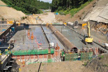 Fukui, Japonya - 16 Temmuz 2023: Japonya 'daki Yoshinosegawa baraj inşaatına beton döşeme veya dökme