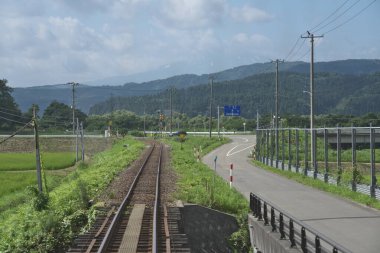 Akita, Japonya - 29 Temmuz 2023 Japonya 'nın Akita kentindeki bir demiryolu boyunca kar fırtınası veya kar fırtınası için katlanmış patlama çitleri