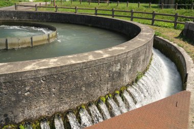 Akita, Japonya - 29 Temmuz 2023: Misato, Akita, Japonya 'da tarımsal kullanım için Circular Tank eğlencesi