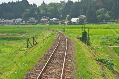 Akita, Japonya - 28 Temmuz 2023: Japonya 'nın Akita kentindeki kırsal bölgede tek raylı demiryolu