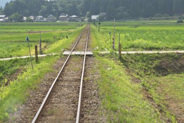 Akita, Japonya - 28 Temmuz 2023: Japonya 'nın Akita kentindeki kırsal bölgede tek raylı demiryolu