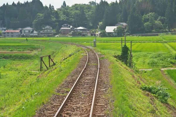 2023年7月28日 日本の秋田地方の単線鉄道 — ストック写真