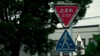 Tokyo, Japonya - 19 Ağustos 2023: Yanıp sönen ışıklarla dur tabelası
