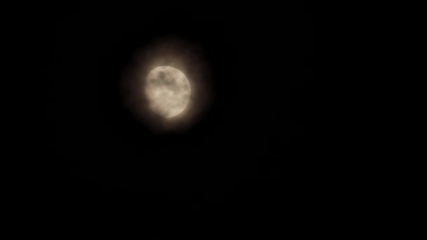 2023年8月28日 夜に設定される曇った雲で覆われた半月 — ストック動画