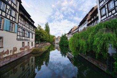 Strazburg, Fransa - 18 Haziran 2024: La Petite France, Strasbourg, Alsace, Fransa 'da geleneksel evler