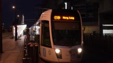 Paris, Fransa - 21 Haziran 2024: Şafak vakti Porte de la Villette istasyonundan kalkan bir tramvay