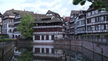 Strazburg, Fransa - 18 Haziran 2024: La Petite France, Strasbourg, Alsace, Fransa 'da geleneksel evler