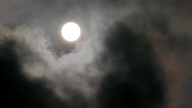 Tokyo, Japonya - 9 Ağustos 2024: Güneş sabah hareket eden bulutlarla kaplandı