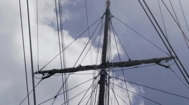 Tokyo, Japonya - 27 Ağustos 2024 Bir yelkenli gemisinin direği,