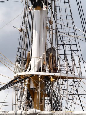 Tokyo, Japonya - 27 Ağustos 2024 Bir yelkenli gemisinin direği,