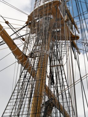 Tokyo, Japonya - 27 Ağustos 2024 Bir yelkenli gemisinin direği,