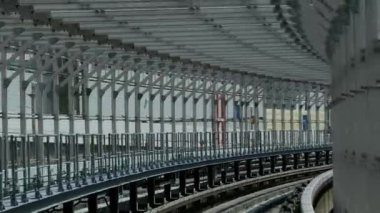 Tokyo, Japonya - 27 Ağustos 2024: Yurikamome Hattı Demiryolu, Tokyo, Japonya 'da otomatik kılavuz ulaşım hizmeti