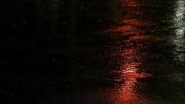 Tokyo, Japonya - 31 Ağustos 2024: Gece ıslak bir yolda trafik ışığının yansıması