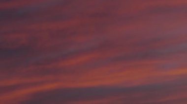 Tokyo, Japonya - 21 Eylül 2024: Güneşin doğuşuyla aydınlanan güzel bulutlar 