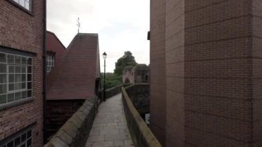 Chester, UK - 9 Eylül 2024: Chester City Walls, İngiltere