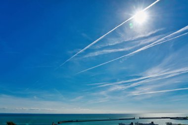 Kent, İngiltere - 14 Eylül 2024: Dover boğazı üzerinde mavi gökyüzü çizimleri