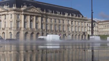Bordeaux, Fransa - 3 Ekim 2024: Bordeaux, Fransa 'da Miroir d' Eau veya su aynası